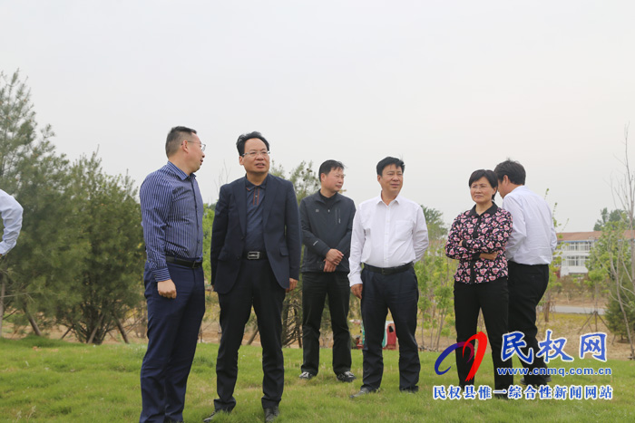 县委常委、常务副县长李启峰查看我县绿化和重点拆迁工作 县委常委、常务副县长李启峰查看我县绿化和重点拆迁工作