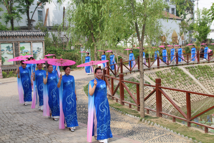 民权县:女子模特亮相民俗文化村 民权县:女子模特亮相民俗文化村