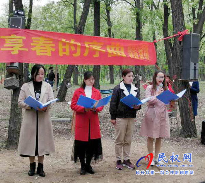 县文艺志愿者开展春日经典诵读活动 县文艺志愿者开展春日经典诵读活动