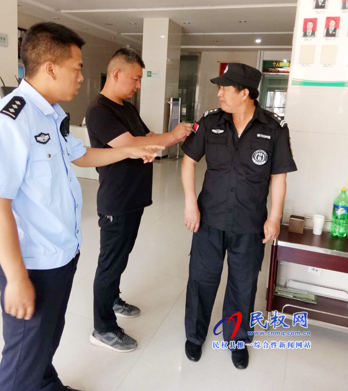 龙塘镇综治办对镇域内企事业单位保安服装标识进行排查 龙塘镇综治办对镇域内企事业单位保安服装标识进行排查