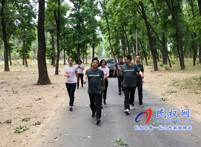 县人大机关举办“绿色生态路、健康徒步行”活动
