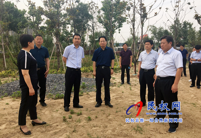 县委常委、常务副县长李启峰查看我县创建国家园林城市工作开展情况 县委常委、常务副县长李启峰查看我县创建国家园林城市工作开展情况