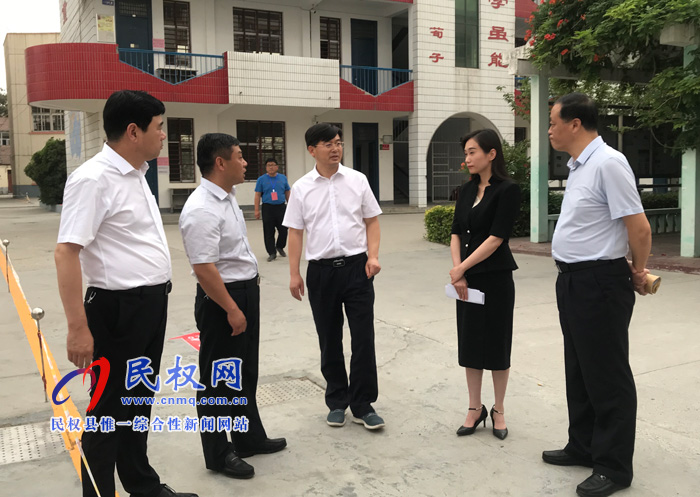 县委副书记、县长张团结查看高考工作准备情况 县委副书记、县长张团结查看高考工作准备情况