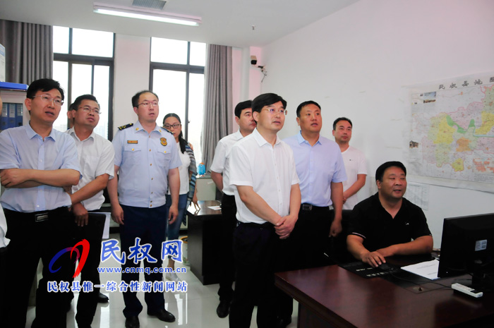 县委副书记、县长张团结查看“三夏”工作开展情况 县委副书记、县长张团结查看“三夏”工作开展情况