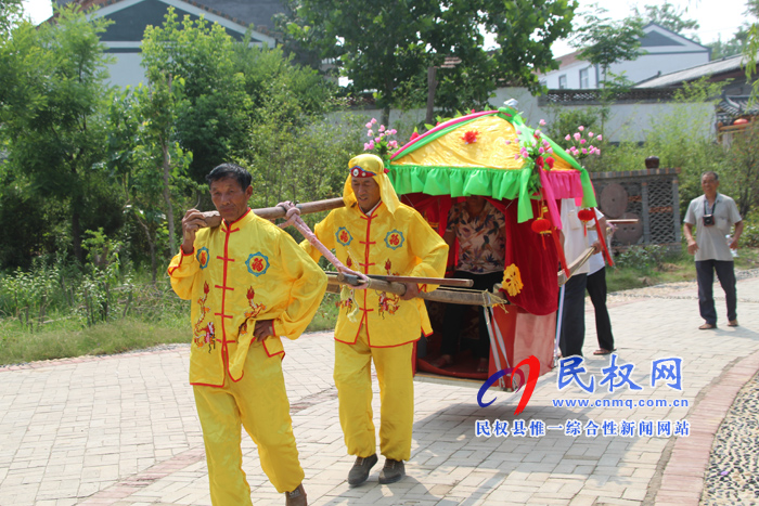 花园乡赵洪坡村举行首届“观民俗、包粽子、坐花轿”民俗文化活动 花园乡赵洪坡村举行首届“观民俗、包粽子、坐花轿”民俗文化活动