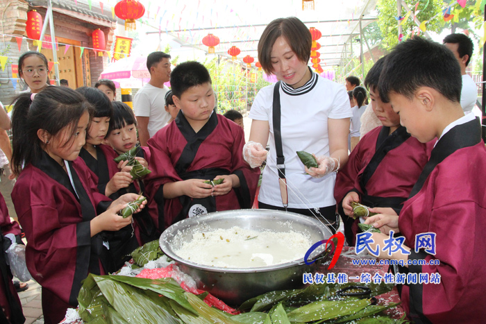 花园乡赵洪坡村举行首届“观民俗、包粽子、坐花轿”民俗文化活动 花园乡赵洪坡村举行首届“观民俗、包粽子、坐花轿”民俗文化活动