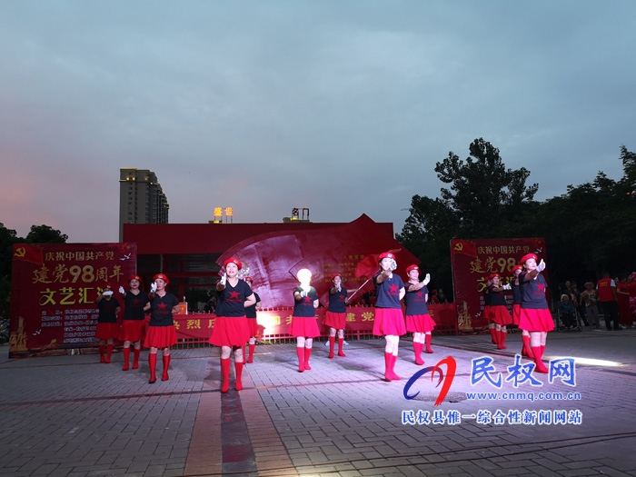 民权县志愿者协会庆祝中国共产党建党98周年文艺汇演在东区广场举行