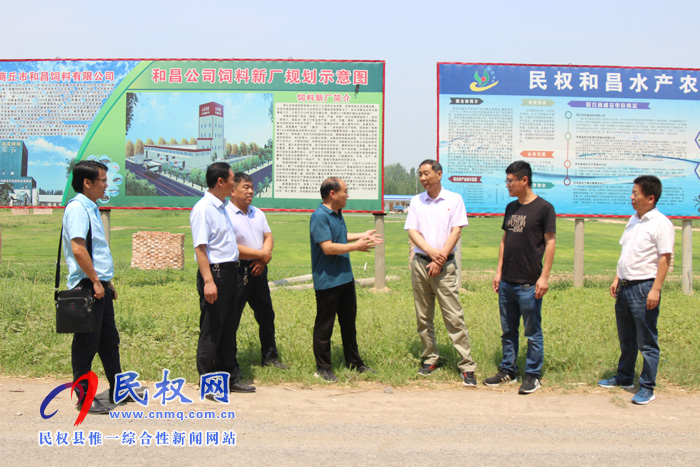 中国水产科学研究院上海渔业机械研究所研究员程果峰莅民查看水产生产情况 中国水产科学研究院上海渔业机械研究所研究员程果峰莅民查看水产生产情况