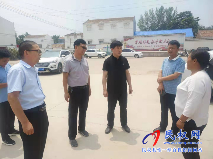县农业农村局局长张友永到龙塘镇督导“三清一改”工作 县农业农村局局长张友永到龙塘镇督导“三清一改”工作