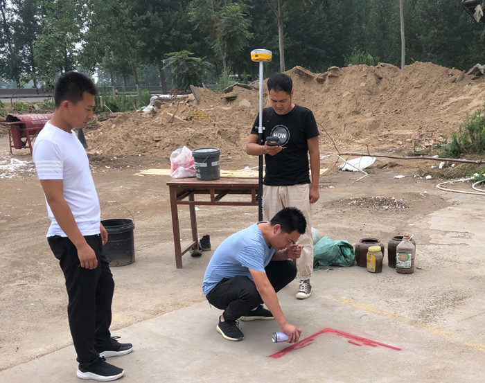 民权县规划中心对秣坡村红色教育基地前期规划进行实地测量