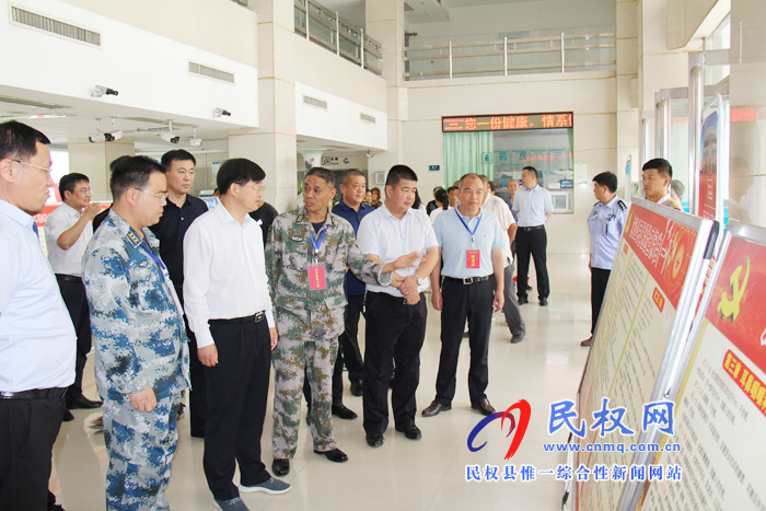 县委副书记、县长张团结检查指导征兵体检工作 县委副书记、县长张团结检查指导征兵体检工作
