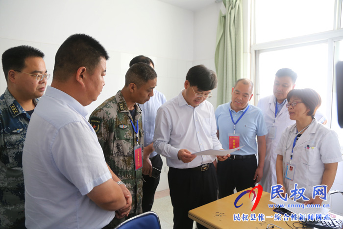 县委副书记、县长张团结检查指导征兵体检工作 县委副书记、县长张团结检查指导征兵体检工作