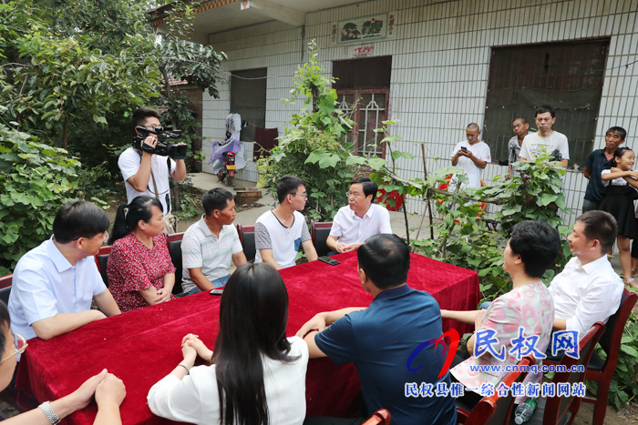 市人大常委会副主任、县委书记姬脉常慰问我县考入“清华大学”优秀学子贾凯 市人大常委会副主任、县委书记姬脉常慰问我县考入“清华大学”优秀学子贾凯