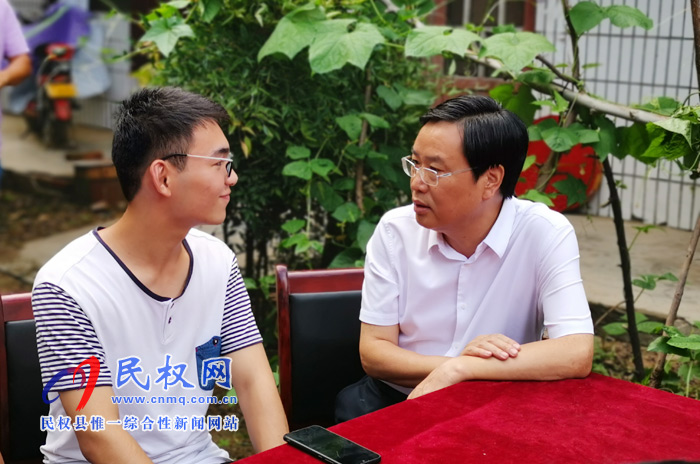 市人大常委会副主任、县委书记姬脉常慰问我县考入“清华大学”优秀学子贾凯 市人大常委会副主任、县委书记姬脉常慰问我县考入“清华大学”优秀学子贾凯