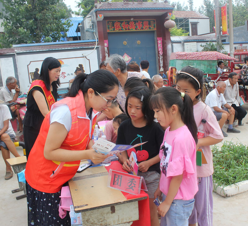 团县委面向全县青少年发放“团团话宗教”口袋书 团县委面向全县青少年发放“团团话宗教”口袋书