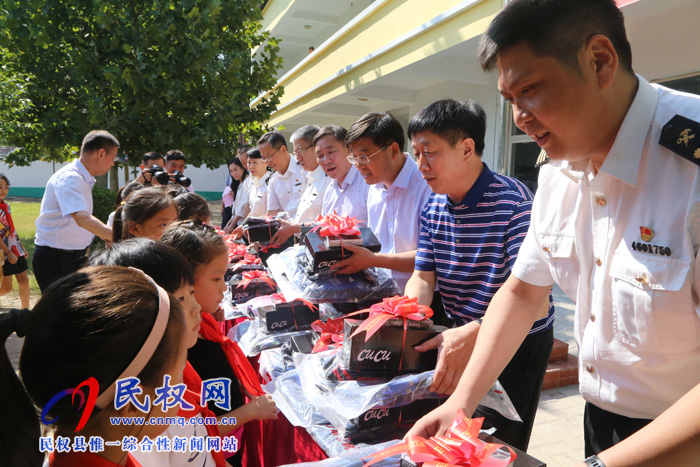 郑州海关党组书记、关长于洋一行到民权开展“扶贫健康行”暨“文化下乡”活动 郑州海关党组书记、关长于洋一行到民权开展“扶贫健康行”暨“文化下乡”活动