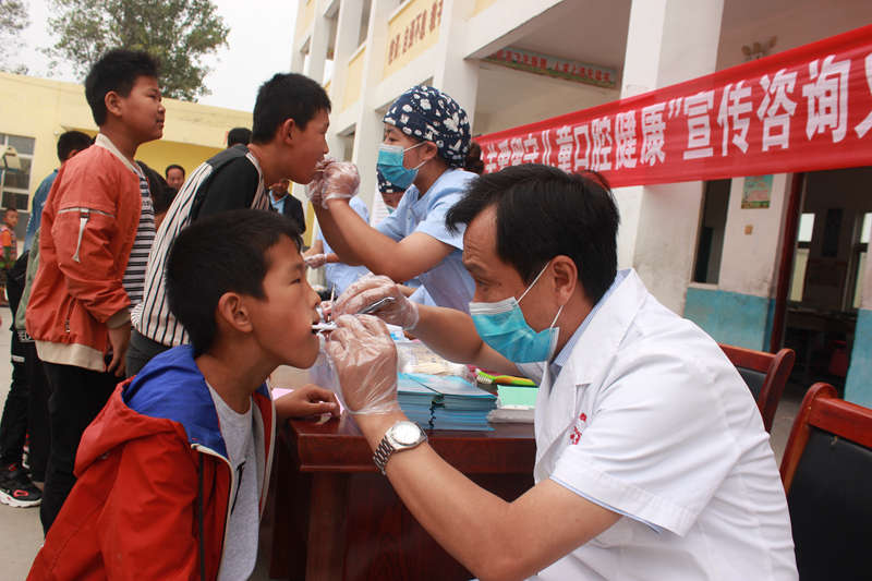 “9•20全国爱牙日—关爱留守儿童口腔健康”宣传咨询义诊活动在人和镇白木小学开展 “9•20全国爱牙日—关爱留守儿童口腔健康”宣传咨询义诊活动在人和镇白木小学开展