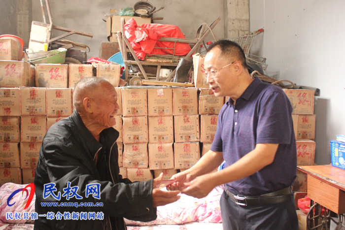县政协主席周明河慰问百岁老人和“三无”老人
