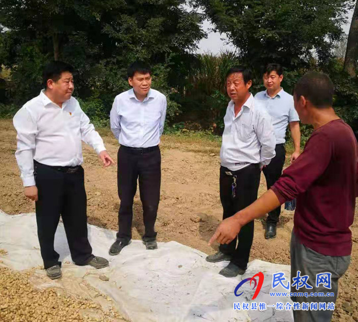 市委常务副秘书长、市委办公室主任吴金山到人和镇黄寨村开展“三•五”基层工作日活动 市委常务副秘书长、市委办公室主任吴金山到人和镇黄寨村开展“三•五”基层工作日活动