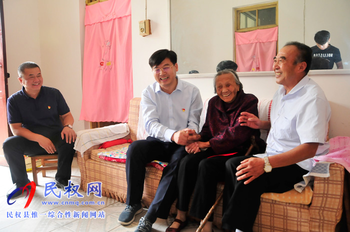 县委副书记、县长张团结看望慰问百岁老人 县委副书记、县长张团结看望慰问百岁老人