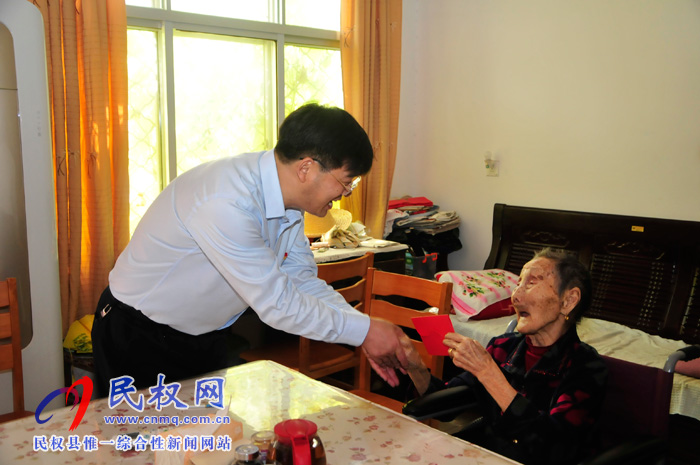县委副书记、县长张团结看望慰问百岁老人 县委副书记、县长张团结看望慰问百岁老人