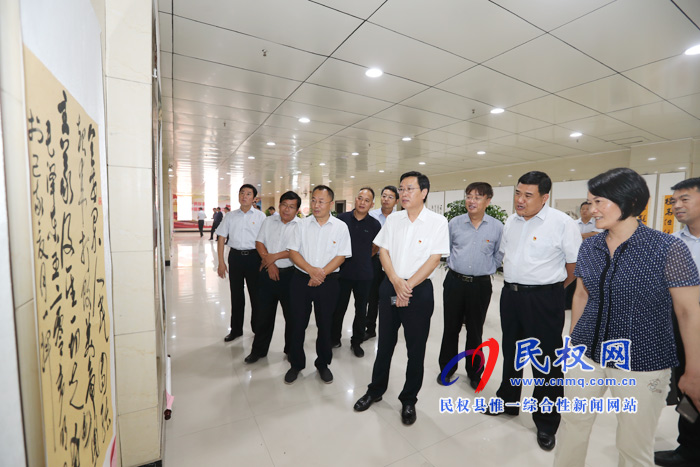 市人大常委会副主任、县委书记姬脉常参观庆祝新中国暨人民政协成立70周年书画展 市人大常委会副主任、县委书记姬脉常参观庆祝新中国暨人民政协成立70周年书画展