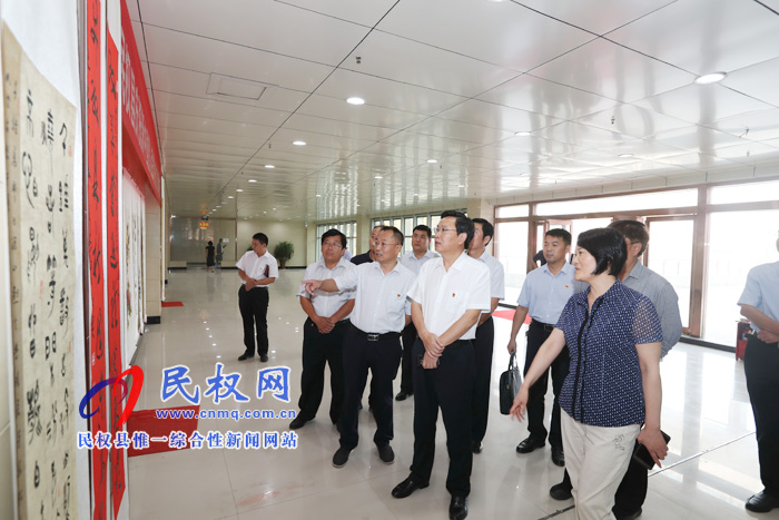 市人大常委会副主任、县委书记姬脉常参观庆祝新中国暨人民政协成立70周年书画展 市人大常委会副主任、县委书记姬脉常参观庆祝新中国暨人民政协成立70周年书画展