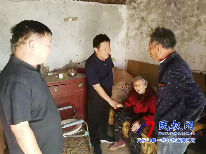 人和镇党委书记曹祥军走访慰问百岁老人 人和镇党委书记曹祥军走访慰问百岁老人