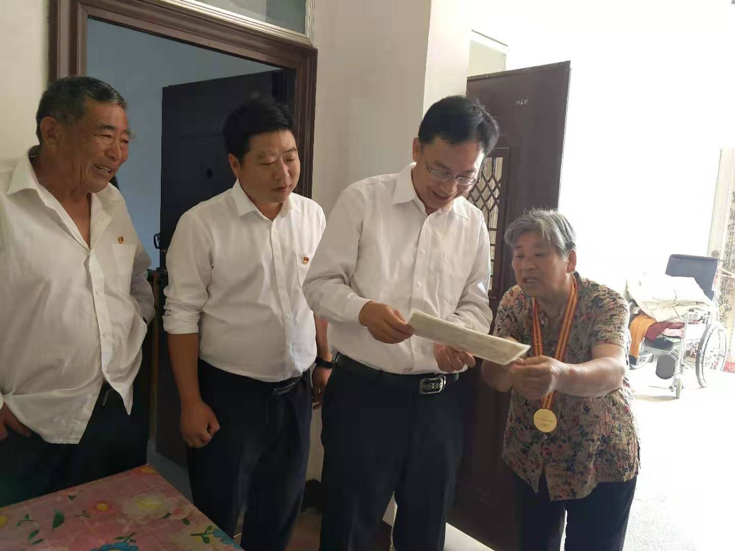 走访慰问老党员 浓浓关怀暖人心 县委常委、纪委书记、监察委主任张亚光到胡集乡慰问老党员 走访慰问老党员 浓浓关怀暖人心 县委常委、纪委书记、监察委主任张亚光到胡集乡慰问老党员