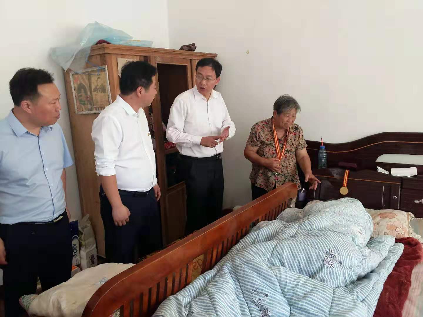走访慰问老党员 浓浓关怀暖人心 县委常委、纪委书记、监察委主任张亚光到胡集乡慰问老党员 走访慰问老党员 浓浓关怀暖人心 县委常委、纪委书记、监察委主任张亚光到胡集乡慰问老党员
