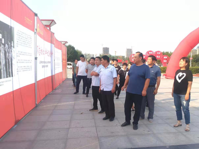 县规划中心组织人员观看民权县庆祝新中国成立70周年“我和我的祖国”大型图片展 县规划中心组织人员观看民权县庆祝新中国成立70周年“我和我的祖国”大型图片展