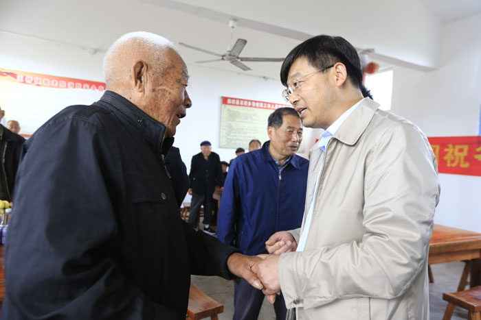 县委副书记、县长张团结重阳节慰问敬老院老人 县委副书记、县长张团结重阳节慰问敬老院老人