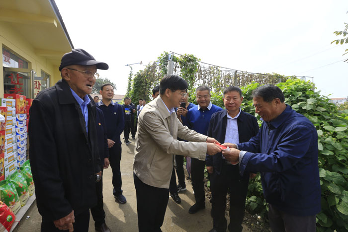 县委副书记、县长张团结重阳节慰问敬老院老人 县委副书记、县长张团结重阳节慰问敬老院老人