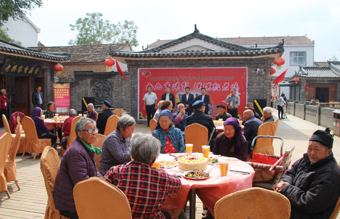 花园乡赵洪坡村30位老人乐享“长寿家宴”