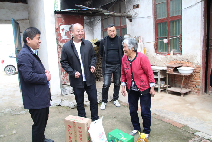 爱心企业扶贫日到花园乡开展“献爱心、送温暖”活动 爱心企业扶贫日到花园乡开展“献爱心、送温暖”活动