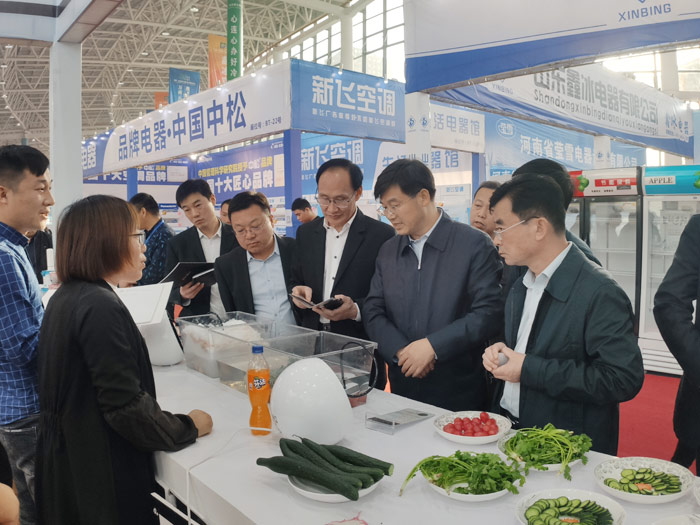 县委副书记、县长张团结走访冷博会参展企业 县委副书记、县长张团结走访冷博会参展企业