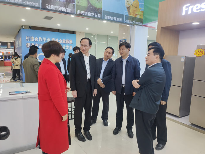 县委副书记、县长张团结走访冷博会参展企业 县委副书记、县长张团结走访冷博会参展企业