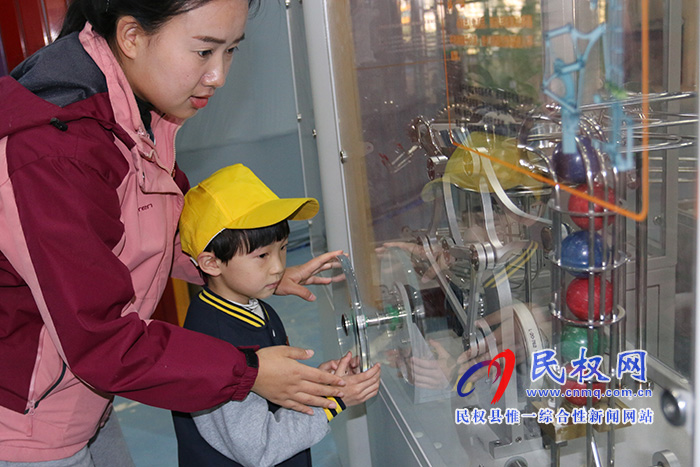 民东新区实验幼儿园走进流动科技馆感受科技魅力
