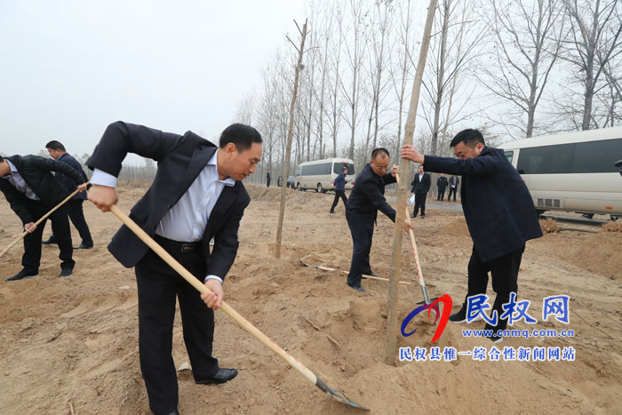 县领导参加冬季义务植树活动 县领导参加冬季义务植树活动