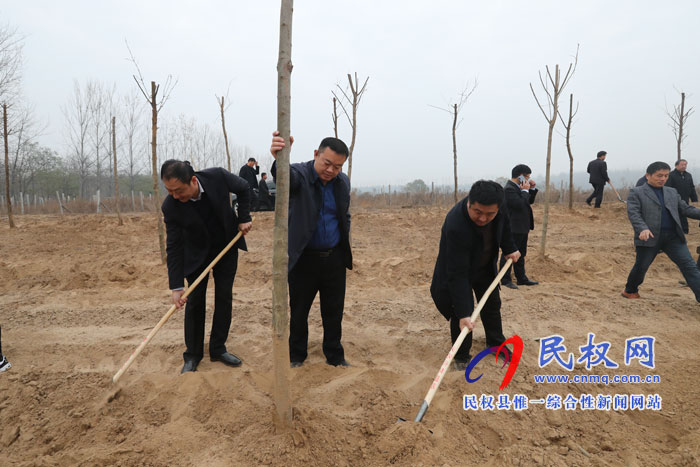 县领导参加冬季义务植树活动 县领导参加冬季义务植树活动