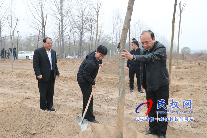 县领导参加冬季义务植树活动 县领导参加冬季义务植树活动