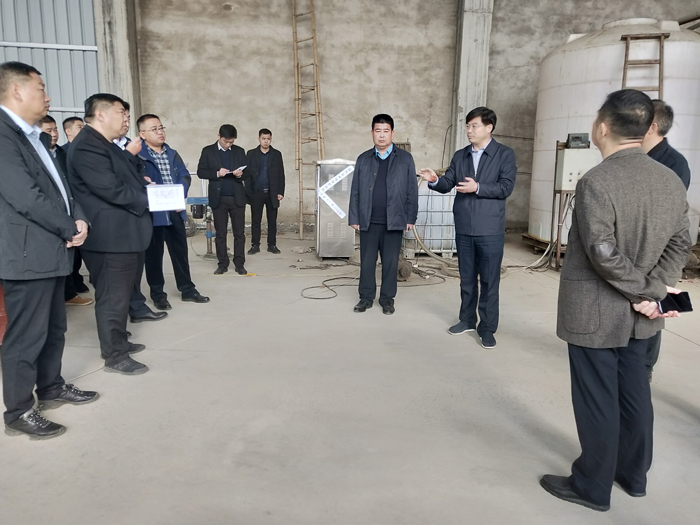 县委副书记、县长张团结暗访查处散乱污企业 县委副书记、县长张团结暗访查处散乱污企业