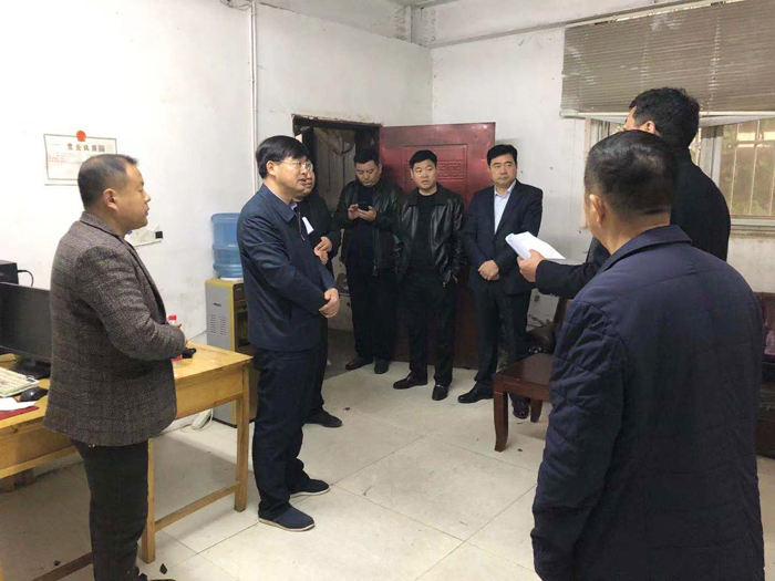 县委副书记、县长张团结暗访查处散乱污企业 县委副书记、县长张团结暗访查处散乱污企业