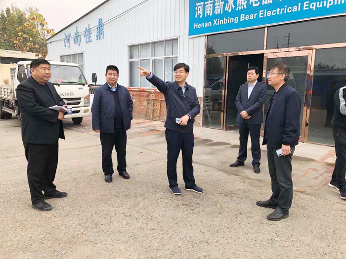 县委副书记、县长张团结暗访查处散乱污企业 县委副书记、县长张团结暗访查处散乱污企业