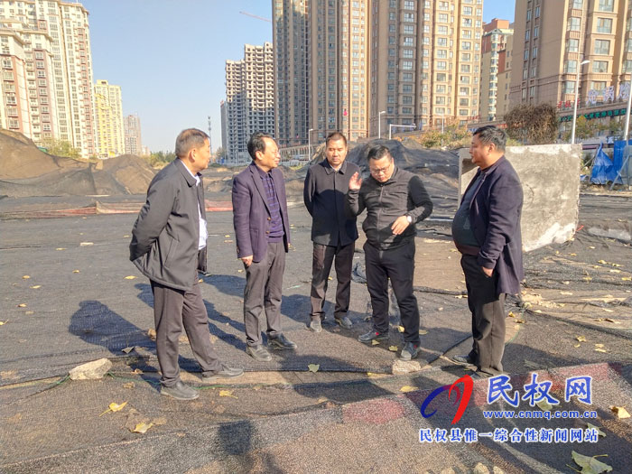 县委常委、常务副县长李启峰查看城市扬尘治理情况 县委常委、常务副县长李启峰查看城市扬尘治理情况