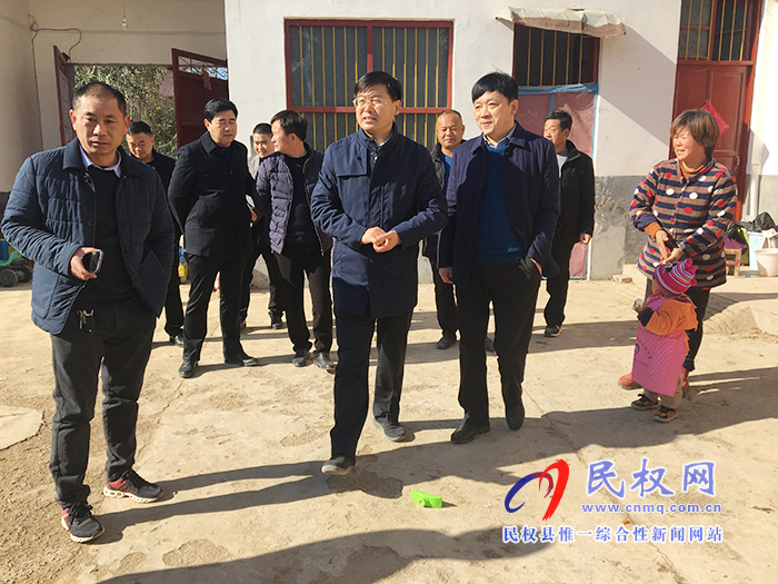 县委副书记、县长张团结查看人居环境改善工作开展情况 县委副书记、县长张团结查看人居环境改善工作开展情况