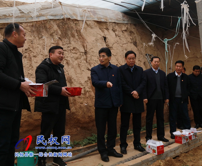 市委书记王战营到我县绿洲街道办事处吴庄村开展“三·五”基层工作日活动 市委书记王战营到我县绿洲街道办事处吴庄村开展“三·五”基层工作日活动