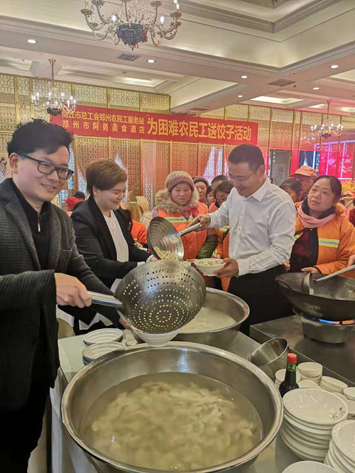 民权县总工会郑州农民工服务站开展“冬至送饺子、情暖农民工”活动 民权县总工会郑州农民工服务站开展“冬至送饺子、情暖农民工”活动
