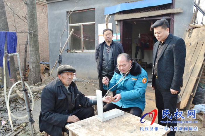 县市场监管局进村入户为贫困户送健康 县市场监管局进村入户为贫困户送健康