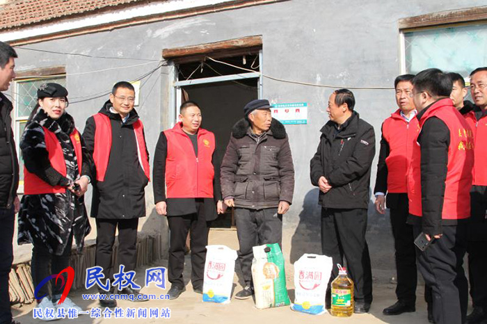 民权县总工会驻郑州农民工服务站开展双节慰问贫困户活动 民权县总工会驻郑州农民工服务站开展双节慰问贫困户活动